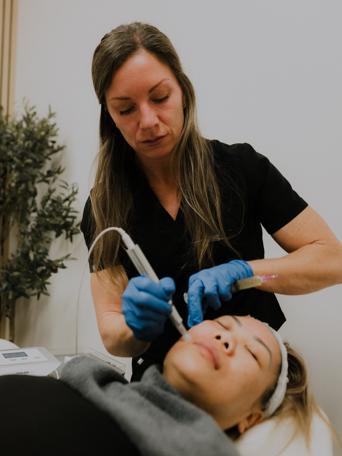 Erica Santana performing microneedling with PRP on a client at FloState